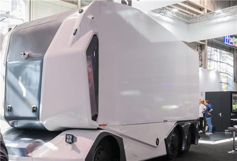 Ein autonom fahrender Elektro-LKW steht auf der Internationalen Automobil-Ausstellung IAA