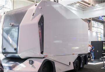 Ein autonom fahrender Elektro-LKW steht auf der Internationalen Automobil-Ausstellung IAA