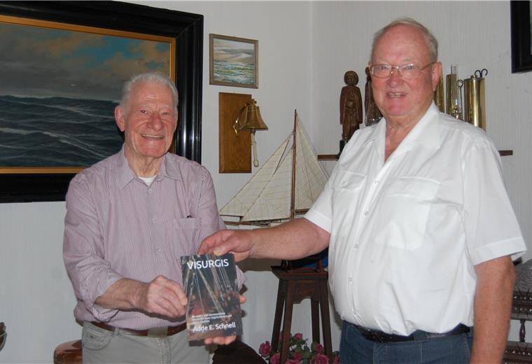 Autor Adde E. Schnell (links) stellte jetzt im Haus von Onno Ficke sein neues Buch vor. 