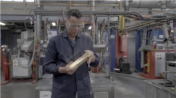 Autor Dave Leins mit einem Goldbarren .