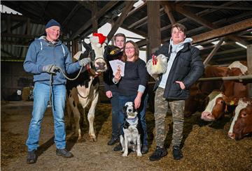Autorin Christine Trimpf (Mitte) mit ihrer Familie und einigen der tierischen Protagonisten ihres Erstlingswerks: Gatte Meinhard (links) mit Kuh Ingemaus, Sohn Niklas (13, rechts) mit Hahn Caruso, dahinter Sohn Jonas (15) und vorne Hofhund Jenny.