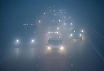 ARCHIV - Autos fahren bei dichtem Nebel über eine Straße. Foto: Julian Stratenschulte/dpa/Symbolbild