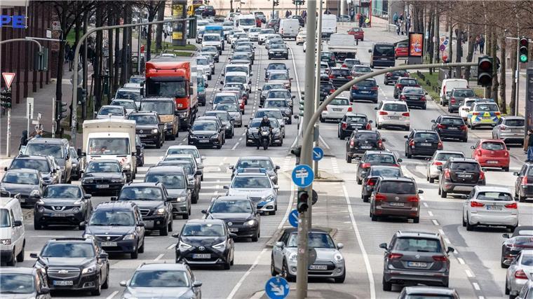 Autos fahren durch die Innenstadt.