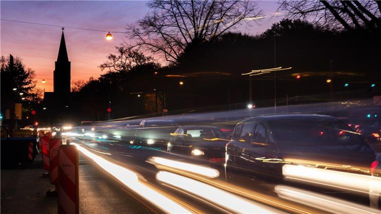 Autos fahren stadteinwärts in die Landeshauptstadt.