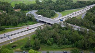 Autos fahren über die A27.