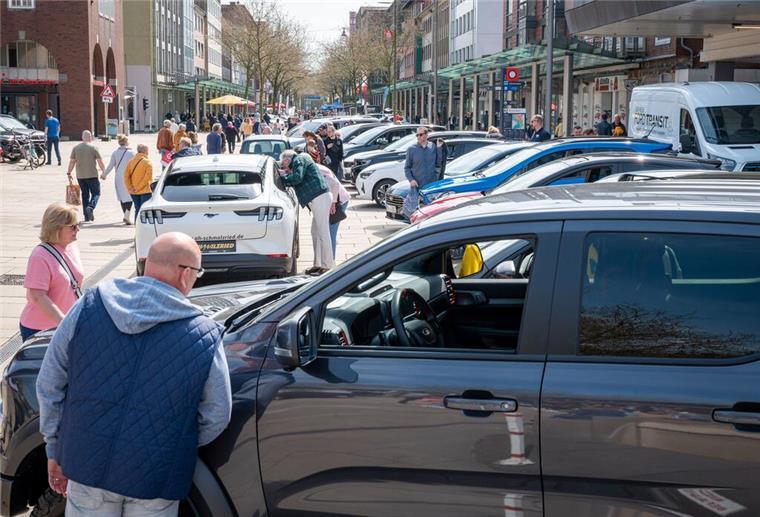 Mobilitätsmeile in Bremerhaven: Infos rund um Autos und E-Mobilität Autos stehen in der Bremerhavener Innenstadt