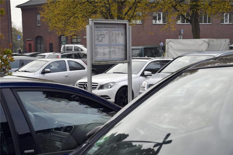 Autos parken auf dem Parkplatz am Stadthaus in Bremerhaven. 