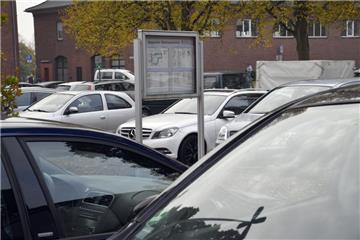 Autos parken auf dem Parkplatz am Stadthaus in Bremerhaven. 