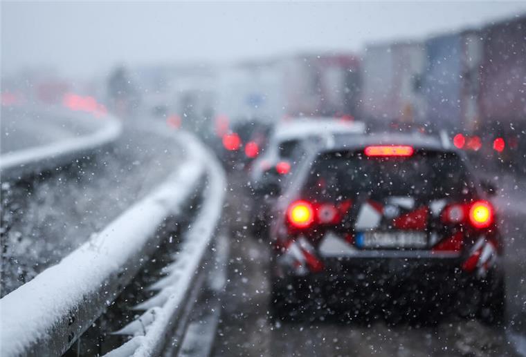 Autos stehen auf der verschneiten Autobahn 72 im Stau. In Westsachsen fielen über Nacht mehrere Zentimeter Schnee. Das sorgte für massive Beeinträchtigungen im Straßenverkehr. +++ dpa-Bildfunk +++