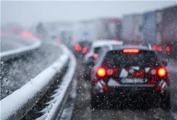Autos stehen auf der verschneiten Autobahn 72 im Stau. In Westsachsen fielen über Nacht mehrere Zentimeter Schnee. Das sorgte für massive Beeinträchtigungen im Straßenverkehr. +++ dpa-Bildfunk +++