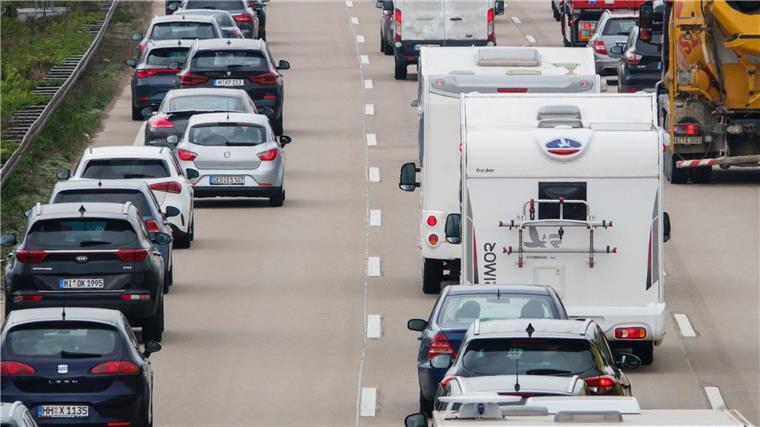 Ferienbeginn in Niedersachsen: ADAC erwartet Stau auf der A7 Autos stehen im Stau.