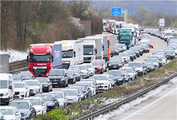 Autos und LKW stehen im Stau. Nach dem Himmelfahrtswochenende rechnet der ADAC auch über die Pfingsfeiertage mit viel Verkehr auf den Straßen.