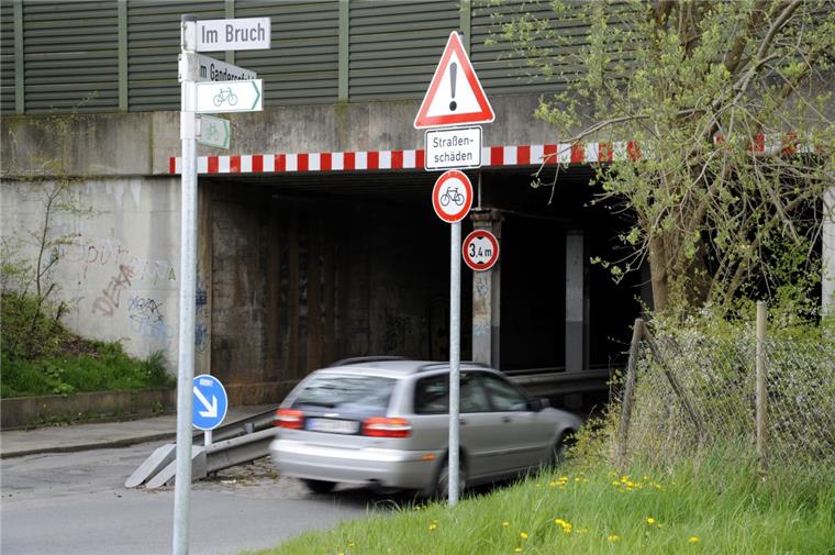 Autos und Motorräder dürfen die Bahnunterführung zwischen Speckenbüttel und Langen weiter befahren. Für Radfahrer dagegen heißt es ab sofort: absteigen und schieben. 