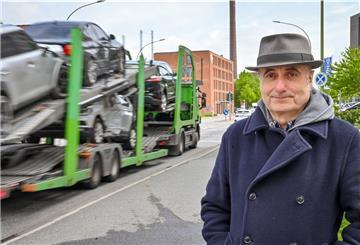 Autotransporter sind die schlimmsten Krachmacher, vor allem, wenn sie nicht beladen sind. Wenn die über die wellige Barkhausenstraße rumpeln, ist an Schlaf nicht zu denken, sagt Anlieger Ralf Ekrowski. Der Rechtsanwalt fordert die Stadt zum Handeln auf. Foto Scheschonka