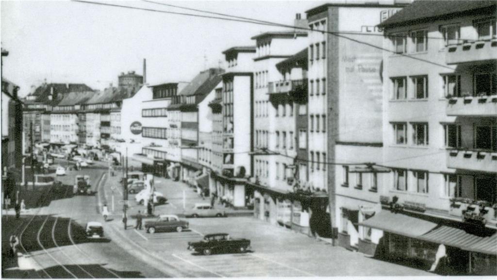 Autoverkehr spielte in der Georgstraße (schmale Fahrbahn und große Parkflächen v...