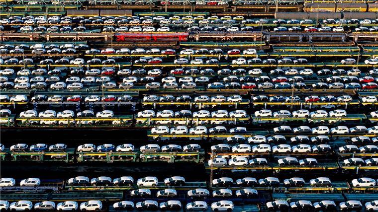 Studie: Deutsche Autokonzerne mit Dämpfer zu Jahresbeginn Autozüge stehen auf dem Rangierbahnhof im Bremer Stadtteil Gröpelingen.
