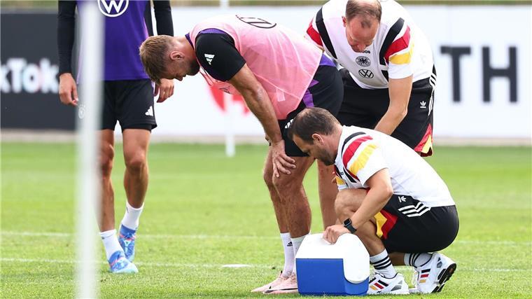 Autsch! Niclas Füllkrug muss während des Trainings kurz behandelt werden.
