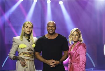 Avi Jakobs (von links), Detlef, Soost und Constance Hoßfeld-Seedorf posieren für ein Foto.
