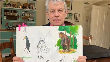 Axel Scheffler zeigt eine frühe Skizze des „Grüffelo“ in seinem Esszimmer in London.