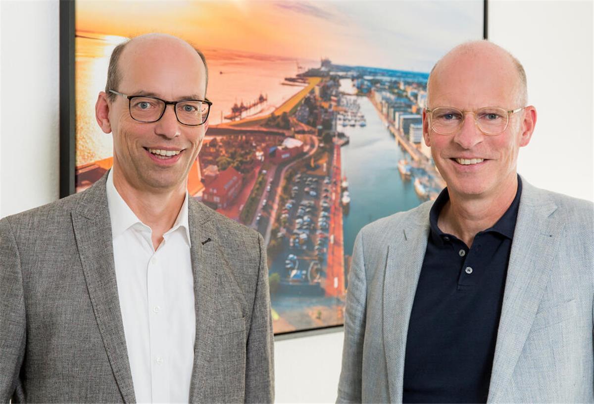 Bremerhaven: Die swb wird 160 Jahre alt Axel Siemsen, Geschäftsführer swb Bremerhaven (links im Bild), und swb-Vorstand Gunnar Geise.
