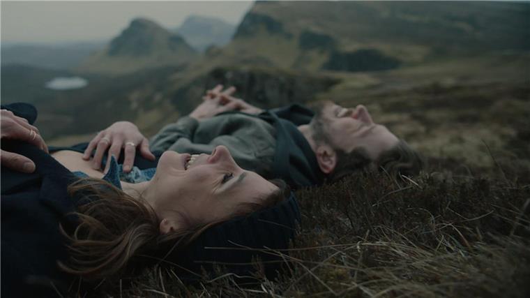 Aylin Tezel als Kira und Chris Fulton als Ian in einer Szene des Films „Falling Into Place“.