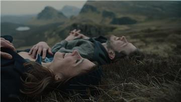 Aylin Tezel als Kira und Chris Fulton als Ian in einer Szene des Films „Falling Into Place“.