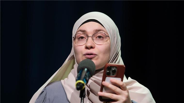 Ayse Irem hat sich im Finale der Deutschsprachigen Meisterschaft im Poetry Slam in Chemnitz den Titel geholt. 
