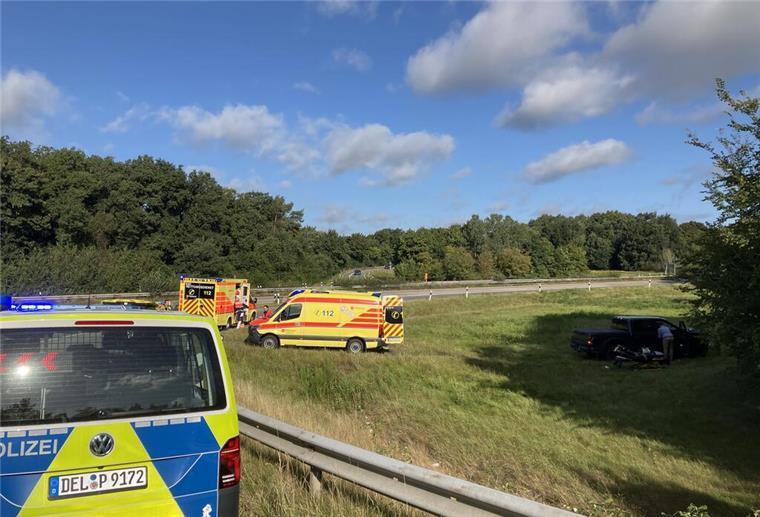 Mehrere Polizeifahrzeuge und Rettungswagen stehen bei einer Autobahnauffahrt.
