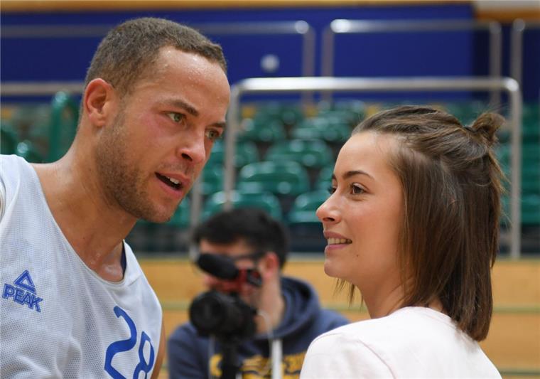 "Der Bachelor": Andrej Mangold gibt sein Basketball-Comeback "Bachelor" Andrej Mangold und seine Freundin Jennifer Lange stehen nach dem Training der Fraport Skyliners zusammen. Mangold setzt seine Profi-Karriere in Frankfurt fort.