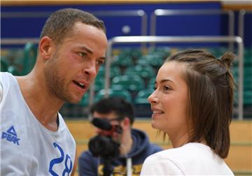 "Bachelor" Andrej Mangold und seine Freundin Jennifer Lange stehen nach dem Training der Fraport Skyliners zusammen. Mangold setzt seine Profi-Karriere in Frankfurt fort.