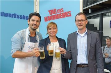 Bachelor Jan Kralitschka, Handwerkskammer Geschäftsführerin Martina Jungclaus und Wirtschaftssenator Martin Günthner (von links) auf der Handwerksshow in den Havenwelten. Foto: Masorat