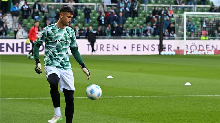 Werder-Trainer Steffen will Torwart-Konkurrenzkampf Backhaus verlängerte gerade seinen Vertrag.