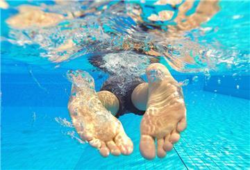 Ein Schwimmer taucht am 11.07.2016 im Schwimmbecken vom Freibad Lister Bad in Hannover (Niedersachsen) durch das klare Wasser. 