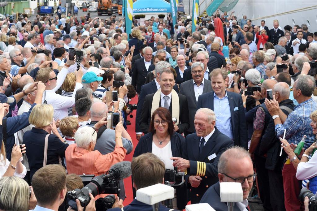 Bad in der Menge: Die Taufpatin Petra Kaiser und Kapitän Jens Thorn (vorne). Fot...