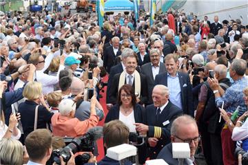 Bad in der Menge: Die Taufpatin Petra Kaiser und Kapitän Jens Thorn (vorne). Fot...