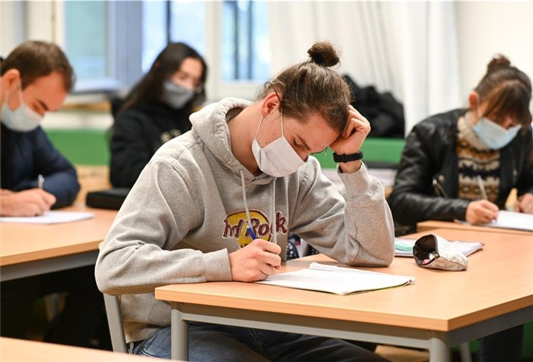 Baden-Württemberg: Schüler des Spohn-Gymnasiums sitzen bei geöffnetem Fenster mit Mund- und Nasenschutz im Unterricht.