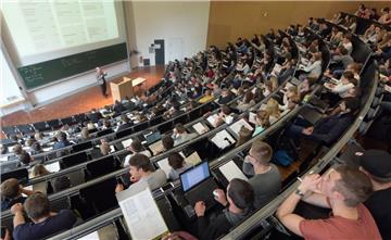 Baden-Württemberg, Ulm: In einem großen Hörsaal der Universität Ulm nehmen Studierende an einer Vorlesung teil. In Zeven wird im Jahr 2020 kein Abi am St.-Viti-Gymnasium abgelegt, was auch dazu führen dürfte, dass die Universitäten und Hochschulen etwas entlastet werden.