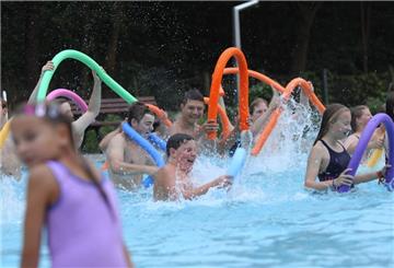 Badespaß im Hepstedter Ummelbad: Im vergangenen Jahr musste das Freibad seine Öffnungszeiten einschränken, weil eine Badeaufsicht fehlte. Jetzt soll ein Bewerber für die Stelle bereitstehen.
