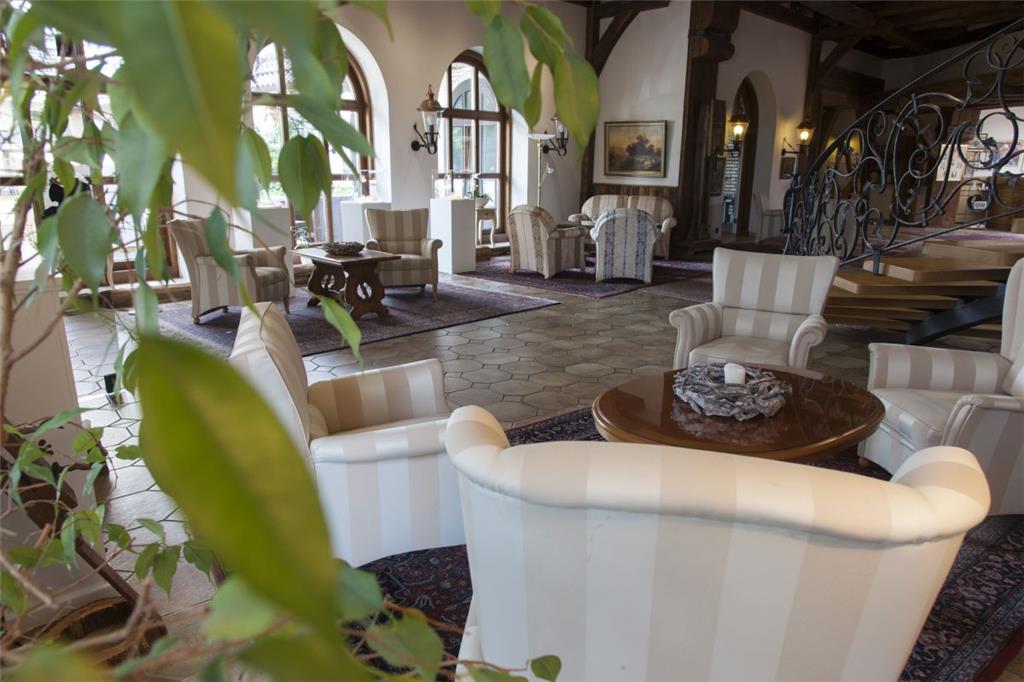 Badhotel Sternhagen: In der Lobby des Fünf-Sterne-Hauses dominiert Gemütlichkeit...