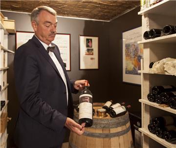 Badhotel Sternhagen: Oberkellner und Sommelier Onno Siemons  präsentiert edle Tr...