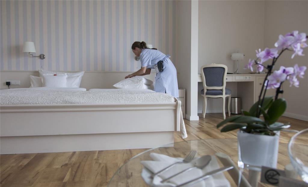Badhotel Sternhagen: Übernachten im maritimen Landhausstil. Zimmermädchen Peggy ...