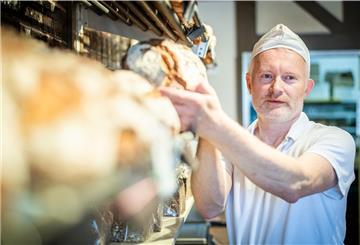 Bäckermeister Thorsten Mehner aus Langen backt in den kommenden Monaten die letzten Brote und Brötchen in seiner Backstube. Ende Oktober schließt er seinen Laden.
