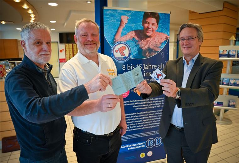 Bremerhaven: In den Hallenbädern ist künftig "Bronze" Pflicht Bädergesellschaft und Vereine weisen auf neue Badevorschriften hin (von rechts): Robert Haase von der Bädergesellschaft, Gerold Schenk vom GTV und Walter Renzel vom OSC.