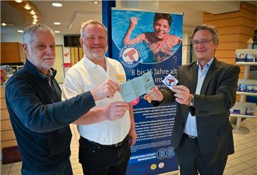 Bädergesellschaft und Vereine weisen auf neue Badevorschriften hin (von rechts): Robert Haase von der Bädergesellschaft, Gerold Schenk vom  GTV und  Walter Renzel vom OSC.