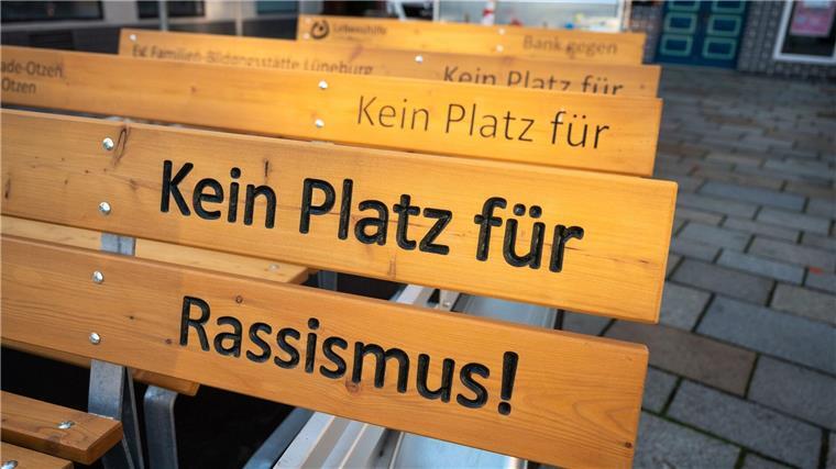 17 „Bänke gegen Rassismus“ in Lüneburg aufgestellt Bänke gegen Rassismus stehen auf einen Anhänger.