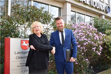 Bärbel Brockmann und Marcin Modrzejewski reichten sich nach wochenlangem Streit nach der Verhandlung die Hände.