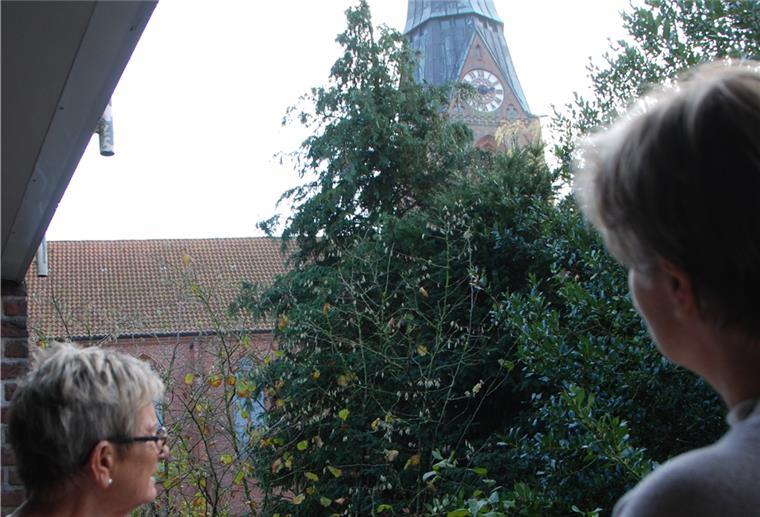 Bärbel Hempel (links) und Susann Holtmann sind nicht zufrieden mit dem Vorschlag des Kirchenvorstands.