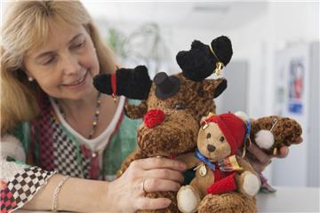 Bärbel Litfin: Elch-Mädchen Mette und Braunbär-Süße Morlen sind mir aus Oslo gefolgt, die lütten Norwegerinnen haben sich in Tyskland bestens integriert. Kaum blicken mich Mette und Morlen auf dem Sofa mit großen Knopfaugen an, schon lächle ich. Die beiden muntern mich auf, sind einfach da – ganz ohne Worte. Tusen takk, Mette og Morlen!