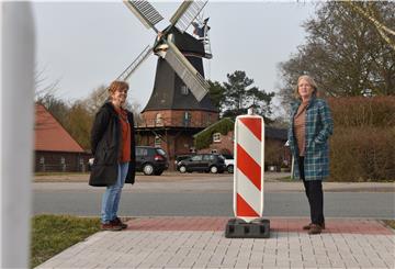 Bärbel Logemann (links), die erste Vorsitzende des Kulturzentrums Seelfelder Mühle, blickt den bevorstehenden Baumaßnahmen am historischen Gebäude glücklich entgegen. Gemeinsam mit Cornelia Iber-Rebentisch, der Kulturmanagerin und zweiten Vorsitzenden des Kulturzentrums, hat sie seit 2017 viel Zeit in die Planung und die Finanzierung des Bauvorhabens gesteckt. Die beiden Vorsitzenden stehen auf dem von der Gemeinde finanzierten und bereits fertiggestellten Teil des neuen Parkplatzes auf der anderen Straßenseite. Foto: Teichmann