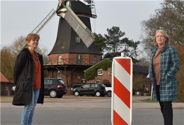 Bärbel Logemann (links) war mehr als zehn Jahre lang Vorsitzende des Seefelder Mühlenvereins. Nun hat sie sich aus der Vorstandsarbeit zurückgezogen. Ihre Nachfolgerin ist die bisherige 2. Vorsitzende und Kulturmanagerin Cornelia Iber-Rebentisch. Archivfoto Teichmann